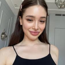 Charlotte Marsh's Instagram, Twitter & Facebook