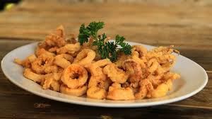 Lumuri cumi dengan tepung hingga rata. Menu Cumi Cumi Bandar Djakarta