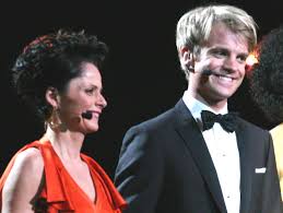 Louys, 2007 , 2009 ve 2011 oylamaları sırasında belçika televizyonlarını dağıttığı için eurovision şarkı yarışması ile ilişkisi. Nadia Hasnaoui