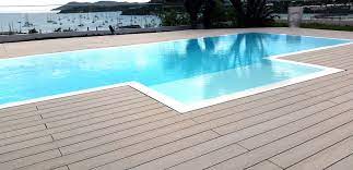 La plage de la piscine est beaucoup plus grande. 3 Moyens De Cerner Proprement Ses Contours De Piscine