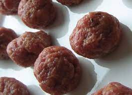 Ancient roman lucanian sausage recipe:pepper is ground with cumin, savory, rue, parsley, condiments, bay berries instead, try the easier modern recipe. Six Ancient Roman Recipes Delishably