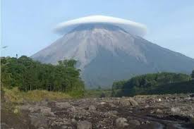 Mount semeru, the highest volcano on indonesia's java island erupted on saturday, spewing hot clouds as far as away as 4.5 kilometers (nearly 3 miles) into the sky. Puncak Gunung Semeru Bertopi Ini Penjelasannya