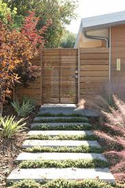 Gartentor Holz Rustikales Vs Modernes Design Garten Zenideen In 2020 Gartentore Holz Gartentor Gartengestaltung