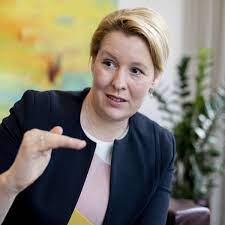 Der ehemann von bundesfamilienministerin franziska giffey (spd), karsten giffey, hat seinen job als beamter in berlin verloren. Franziska Giffey Mann Verliert Beamtenjob Ministerin Kurz Darauf Ohne Ehering Zu Sehen Politik