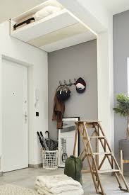 Rangements Dans L Entree On Investit Le Plafond Rangement Au Plafond Rangement Hauteur Rangement Entree Maison