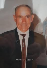 Alexander Bonello ġej minn familja ta' ħmistax u huwa hu l-għaxar wieħed.  Alexander tgħallem fl-iskola tal-Fawwara. Meta kiber beda jaħdem u aktar  tard iżżewweġ. Daħal bħala handyman fl-iskola tas-Siġġiewi fejn kien tassew