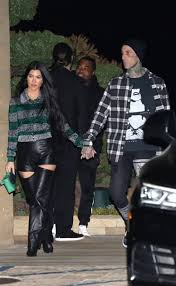 Kourtney was born in los angeles, california as the eldest of four children of kris jenner (née kristen mary houghton) and attorney robert kardashian. Fotos Von Kourtney Kardashian And Travis Barker Romance Rewind E Online Deutschland