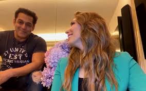 Stirileprotv reprezinta atat cel mai urmarit program de news din romania, cat si cel mai accesat site de stiri. Julia Vantur And Salman Khan Live In Marusha These Two Are In Isolation In India Stirileprotv Ro