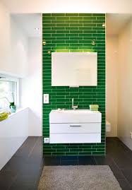 Badgestaltung In Grun Raum Teilen Die Grune Wand Gibt Wc Und Dusche Sichtschutz Badgestaltun Badewanne Umbauen Grosse Badewanne Moderne Badezimmer Schranke