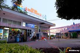 Taking a melaka river cruise allows you to experience part of the history that goes back 600 years. Malacca River