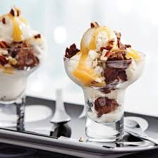 Coupes Glacees Aux Mini Brownies Et Caramel A La Fleur De Sel Les Recettes De Caty Desserts Frozen Desserts Ice Cream Desserts