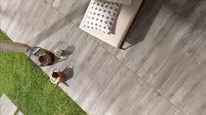 Dies reicht von hellen hölzern wie ahorn und eiche bis hin zu dunklen holzarten wie nussbaum und mahagoni. Terrasse Cooles Design Bei Outdoorfliesen Youtube