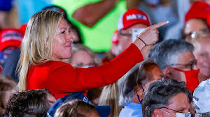 Marjorie taylor greene walks with fellow house republicans on capitol hill in washington, wednesday, feb. Qanon Anhangerin Marjorie Taylor Greene Zieht In Reprasentantenhaus Ein