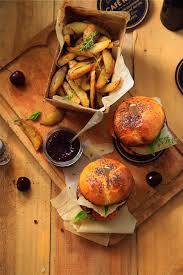 Burger Basque Frites Maison Et Ketchup Aux Cerises Noires Recettes Hamburguesas