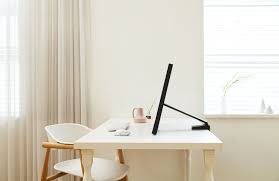 Schafft Platz Auf Dem Schreibtisch Samsungs The Space Monitor Unhyped Platz Auf Dem Schreibtisch Minimalistischer Schreibtisch Schreibtisch