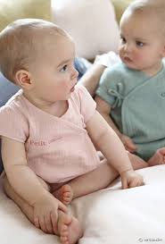 Comment vérifier que bébé n'a ni trop chaud ni trop froid ? Pyjama Ete Comment Habiller Bebe La Nuit Quand Il Fait Chaud Les Bonnes Bouilles