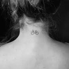 Feb 08, 2017 · los tatuajes para hombres pueden tener diferentes estilos, pueden ser grandes, pequeños, y con diseños diferentes, dependiendo del gusto de cada hombre y de lo que quiera representar en ese momento de su vida al hacerse el tatuaje. 1001 Ideas Sobre Tatuajes En La Nuca Para Mujeres