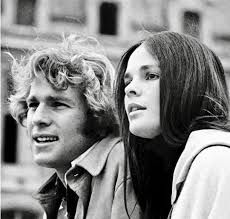 Histoire d'amour (1970) Quand le riche étudiant en droit de l'université de  Harvard Oliver Barrett IV (Ryan O'Neal) rencontre Jenny Cavilleri (Ali  MacGraw), une fille de classe moyenne qui étudie la musique