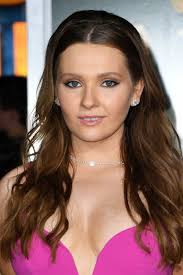 Sadoqatli rey breslin dunyodagi eng xavfsiz qamoqxonadan qochish uchun umidsiz va deyarli imkonsiz rejani tuzish uchun boshqa mahbus emil rotmeyerning yordamiga murojaat qilishga majbur! Abigail Breslin Attends Zombieland Double Tap Premiere At Regency Village Theater In Westwood California 101019 5