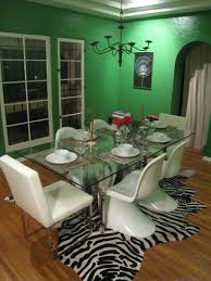 The soothing green accents create just enough contrast to keep this calm room from being a snore. Color Watch Kelly Green With Envy Over A Brilliant Green Dining Room Cococozy