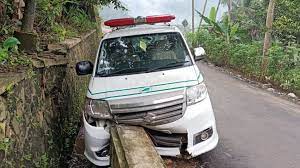 Berita kemalangan jalan rqyq terlibat kereta suv dgn ambulan. Brakkk Mobil Ambulans Bawa Jenazah Kecelakaan Di Kampung Cimanik Ringsek Suara Bogor