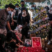 Dan tim telah melakukan rekonsiliasi terhadap data antemortem dan postmortem dan teridentifikasi ada 2 korban sore ini, yaitu pertama atas nama indah halimah putri. Families Of Indonesia Plane Crash Victims Begin Their Anguished Goodbyes The New York Times