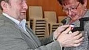 Muriel Simon reçoit l'argent pour vingt-cinq ans de services