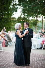 Emociona a tus invitados y disfruta bailando! 28 Canciones De Baile Madre Hijo Que Conmoveran A Mama A Las Lagrimas Guia Para Novias
