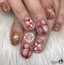 Las uñas en blanco con dorado son unas tipo reina que hacen que se vea muy bien con algunos accesorios como anillos o brazaletes como los que se muestran en la foto. 1001 Ideas De Bonitos Y Elegantes Disenos De Unas Navidenas