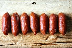 Non, il ne faut surtout pas piquer les saucisses. 7 Erreurs Qu On Commet Tous En Cuisinant De La Viande Rouge