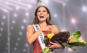 Lupita jones fue la primera mexicana en coronarse como miss universo en 1991. Wnymhhhkglyfdm