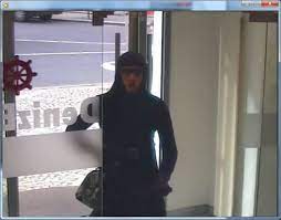 Am freitagmorgen stürmte ein maskierter mann in die bank und forderte geld von den schockierten mitarbeitern. Bankuberfall In Linzer Innenstadt Fahndungsbilder Veroffentlicht Linz