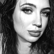 Does anyone know of a mobile makeup artist please