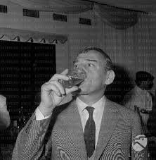 Immagino qualche centinaia di migliaia di euro. Renato Rascel Beve Un Bicchiere Di Birra Ad Una Serata Mondana Archivio Storico Istituto Luce