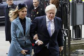 Um sich der beiden zu entledigen, inszeniert brown beim flug mit einem kleinen flugzeug, das er selbst steuert, einen absturz. London Boris Johnson And Carrie Symonds Haben Geheiratet