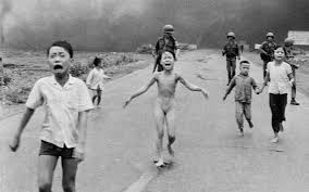 Guerre du Viêt Nam : «la petite fille au napalm» de la photo raconte son  parcours - Le Parisien
