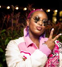 I have the most supportive family! 👩🏾‍🎤💕 My mum and sister pulled up to  #CuppyCollege Tour! Love you DEEP Nana Otedola & Temi Otedola 🌸🎀  #FamilyFirst