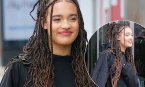 Sara James od stóp do głów na czarno. Tak pojawiła się w "Dzień dobry TVN".  Wygląda na swoje 15 lat