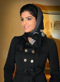 وكيف يحكم على الحرث بن مخلد بأنه من الثقات مع حكمه عليه هو نفسه في تقريب التهذيب بأنه مجهول الحال!؟ وكذلك أقر الالباني بأن الحارث بن مخلد مجهول الحال وضعف هذا الحديث به. Ø²ÙˆØ¬Ø© Ø§Ù„ÙˆÙ„ÙŠØ¯ Ø¨Ù† Ø·Ù„Ø§Ù„ Ø¨Ø§Ù„Ø­Ø¬Ø§Ø¨ Ø´Ø§Ù‡Ø¯ Ø§Ù„ØµÙˆØ±