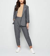 Deux poches ventilées devant, deux poches arrière, poche. Petite Pantalon Gris Clair A Fines Rayures New Look