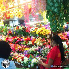 Plastic Flowers At 168 Mall There Are Many Other Plastic Flower Sellers Wholesalers Located In Divisoria Bodega Sale Plastic Flowers Flowers Debut Themes