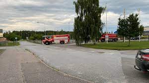 Ett flygplan med en pilot och åtta fallskärmshoppare har kraschat nära örebro flygplats. Cjzozrkglbe4wm