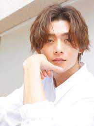 2021年冬はセンター分けでメンズヘアがオシャレに変身 こなれ感あるメンズスタイル集 メンズヘアカット メンズ ヘアスタイル パーマ アンダーカットボブ