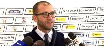 Fostul internațional începe mandatul în prima zi a anului 2019, pe 1 ianuarie. U Cluj Isi Pune Antrenor Din Play Off Ul Ligii 1 Dupa Ce A Pierdut Barajul Cu Hermannstadt Cine Ii Ia Locul Lui Bogdan Lobont Sport Ro