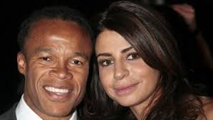 Het zal je moeder maar wezen, je zou bijna hopen dat die taxichauffeur d'r omver toetert. Olcay Gulsen En Edgar Davids Stellen Huwelijk Voorlopig Uit Sterren Ad Nl