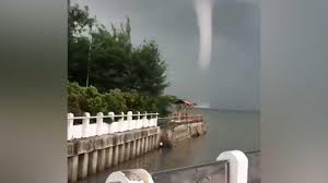 Dan bagaimana dengan angin topan? Puting Beliung Pantai Kenjeran Viral Di Medsos Mirip Di Waduk Gajah Mungkur Tekno Tempo Co