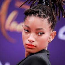 Willow camille reign smith (born october 31, 2000), known mononymously as willow, is an american singer and actress.smith made her acting debut in 2007 in the film i am legend along with her father will smith, and later appeared in kit kittredge: Willow Smith Heisse Kusse Am Strand Das Ist Ihr Neuer Freund Bunte De