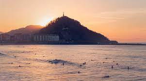 In de baai zijn tal van surfscholen te vinden, dus dit kun u ter plekke regelen. San Sebastian Surfen Feiern Geniessen Im Baskenland