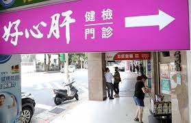 由于台湾疫苗严重缺乏，近日机场涌现出境人潮。 台媒报道称，除飞往美国，很多人也选择前往中国 但问题是：疫苗太少，很多老年人和基础病患者还在排队。 政策通报与现实操作之间有着巨大差距。 中国拼疫苗研发 21款进入临床试验. Mgmilyvflgkaam
