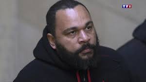 Je certifie avoir pris connaissance des droits d'utilisation de ma quenelle. Le Polemiste Dieudonne Expulse Du Theatre Parisien De La Main D Or Lci
